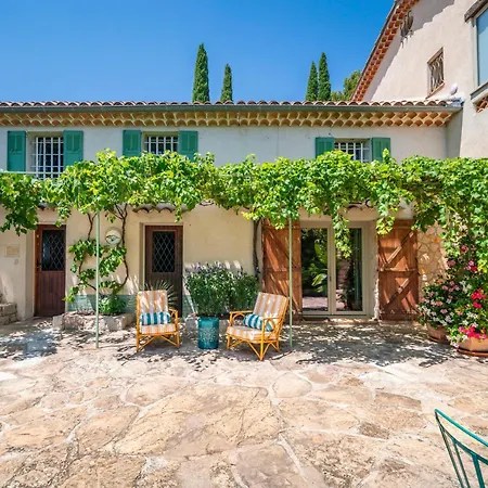 Domaine Des Encourdoules Guest house