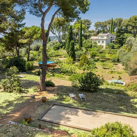 Domaine Des Encourdoules Guest house *