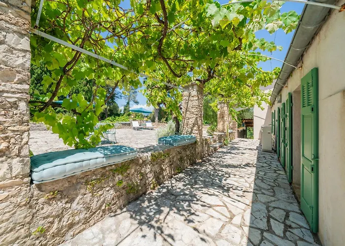 Domaine Des Encourdoules 3*